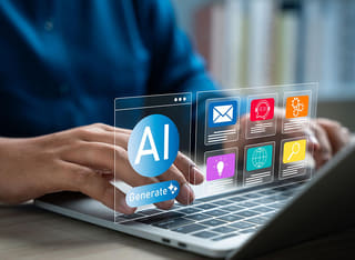 Inversor principiante en criptomonedas aprendiendo las nociones básicas del trading automatizado con IA