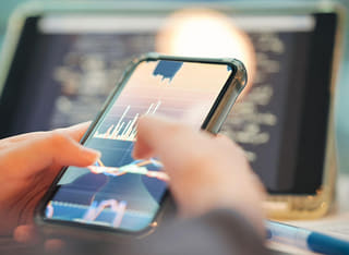 Inversor analizando un procedimiento transparente para retirar y transferir fondos