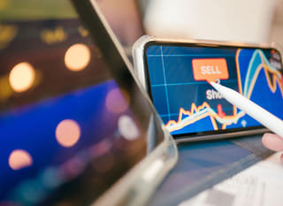 Operador multimercado evaluando opciones sobre Bitcoin, Ethereum y divisas